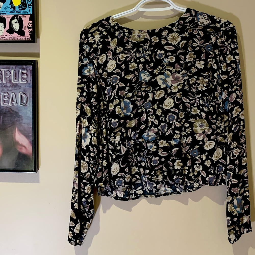 Floral Cropped Longsleeved Blouse